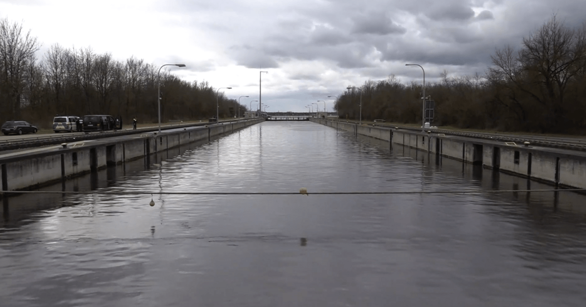 W Rth An Der Donau Havariertes Schiff Heute Aus Schleuse Geholt Tva