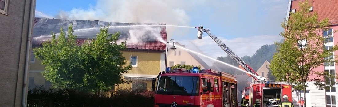 Nach Blitzeinschlag Wohnhaus Fangt Feuer Keine Verletzten Tva