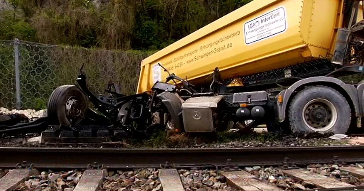 Schwerer Unfall: Zug Kollidiert Mit LKW | TVA