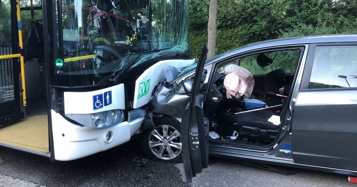 Schwerer Verkehrsunfall In Lappersdorf: Auto Kollidiert Frontal Mit ...