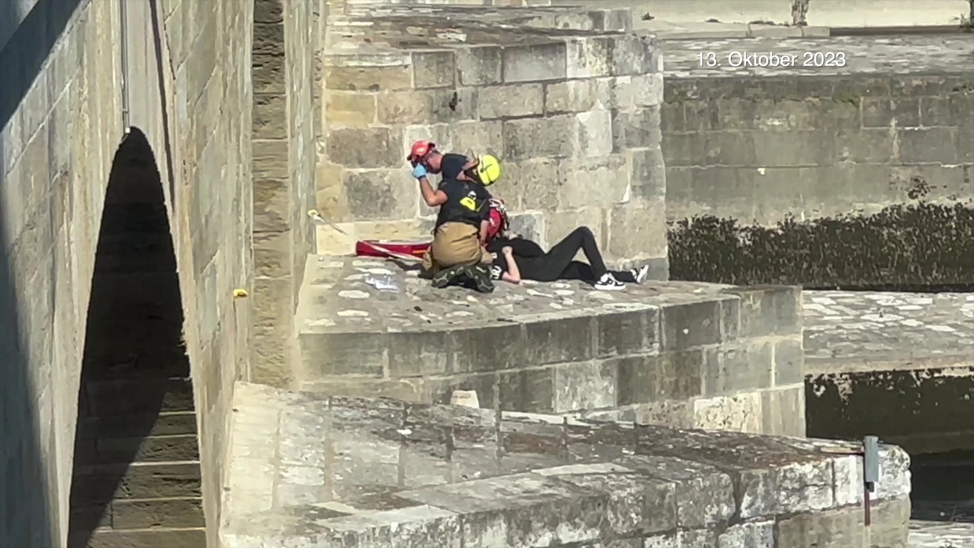 Regensburg: 28-Jähriger stößt Mann von Steinerner Brücke – Ermittler prüfen  rechtsextremen Hintergrund | TVA